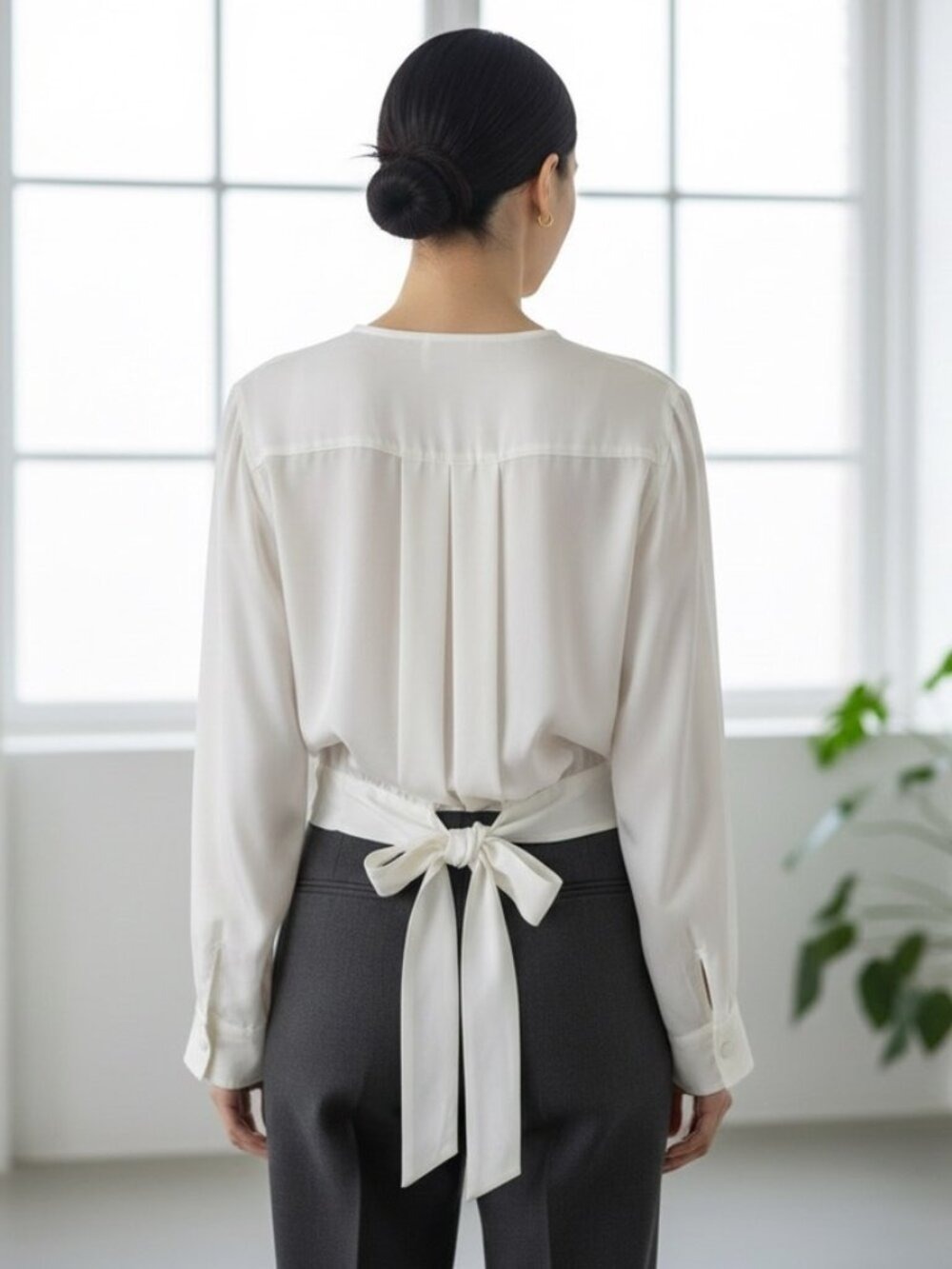 Vintage Valenti Cream Bow Back Blouse Size 6